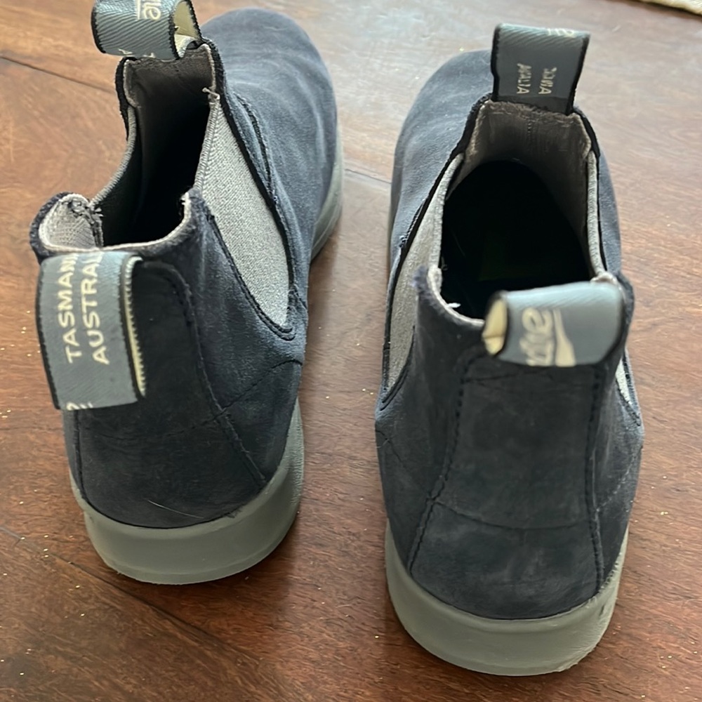 Bllundstone booties like new. Only worn twice Male size 6. Female 8